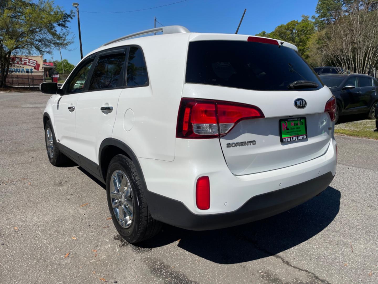 2015 WHITE KIA SORENTO LX (5XYKTCA63FG) with an 2.4L engine, Automatic transmission, located at 5103 Dorchester Rd., Charleston, SC, 29418-5607, (843) 767-1122, 36.245171, -115.228050 - Photo#4